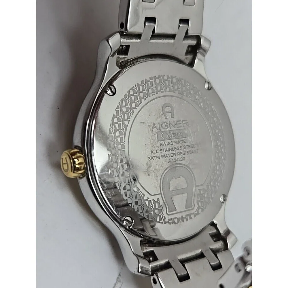 Etienne Aigner item shows